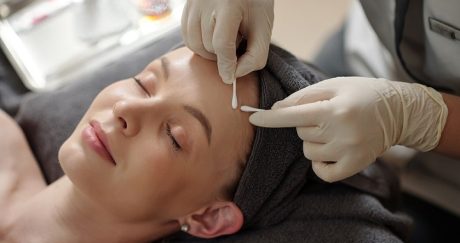 Young,Woman,Getting,Acne,Treatment,Procedure,In,Spa,Salon